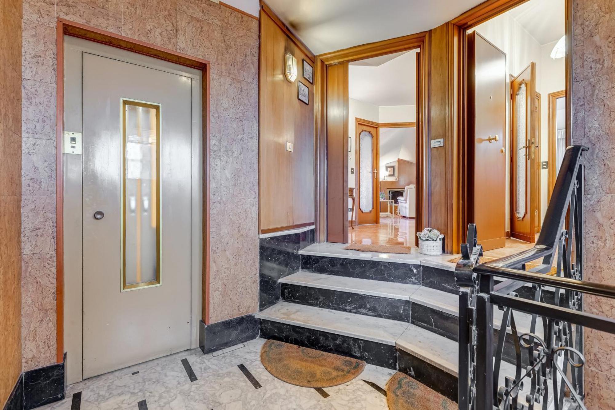 The Elegant Penthouse - Ampio Attico Con Posto Auto Appartamento Roma
