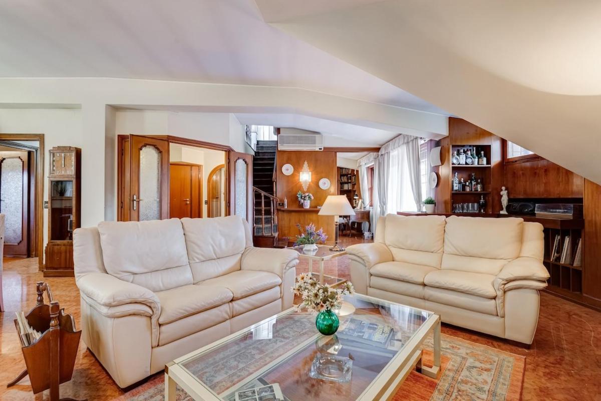 The Elegant Penthouse - Ampio Attico Con Posto Auto Roma